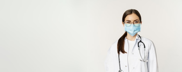 Foto gratuita primer plano retrato de la doctora personal del hospital con gafas y mascarilla médica con aspecto serio r