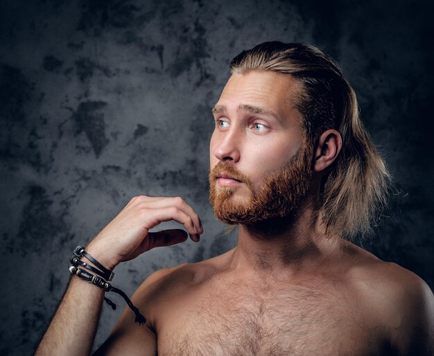 Foto gratuita primer plano retrato de estudio de hombre barbudo pelirrojo sobre fondo gris.