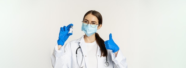 Foto gratuita primer plano retrato de una joven doctora profesional médica con mascarilla médica y espectáculo de anteojos