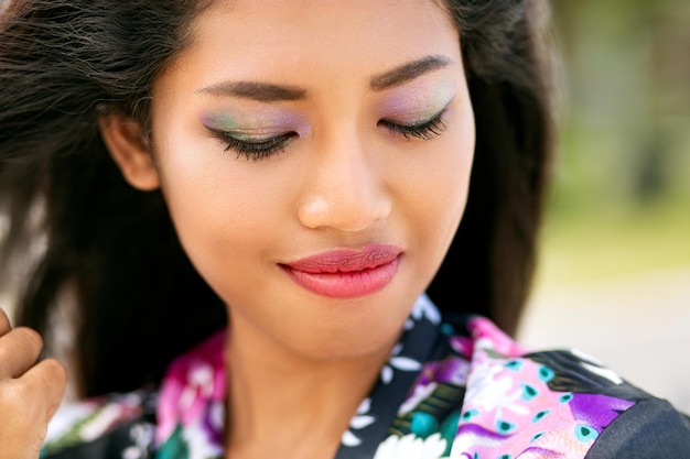 Primer plano retrato de mujer asiática sensual con maquillaje brillante, piel de belleza, aspecto moderno.