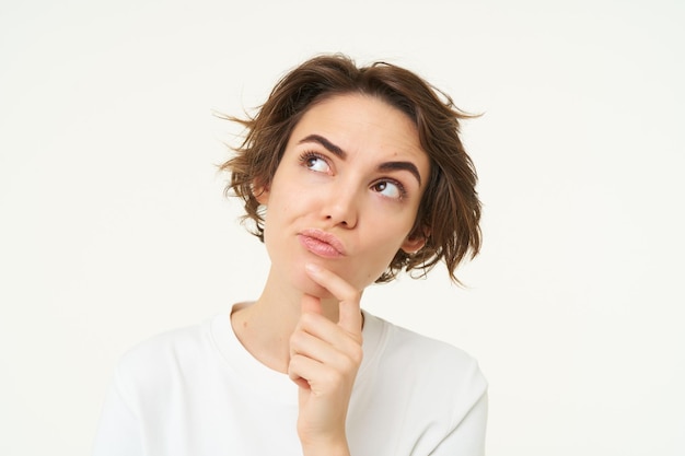 Foto gratuita primer plano retrato de mujer con cara pensativa pensando en la solución reflexionando sobre cómo elegir