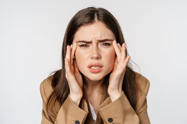 Primer plano retrato de mujer de negocios entrecerrando los ojos y mirando sin anteojos no puede ver mala vista sin...