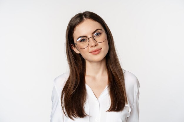 Primer plano retrato de mujer de oficina de empresaria de niña sonriente con gafas que parece feliz y confiada s...