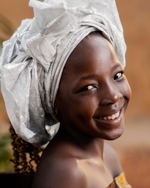 Foto gratuita primer plano retrato de niña africana sonriente