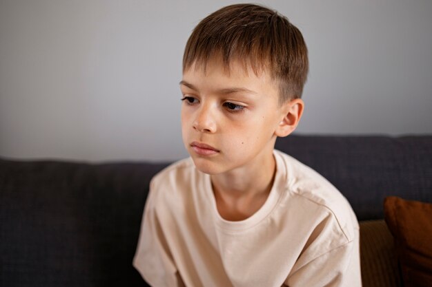 Primer plano en el retrato de niño triste