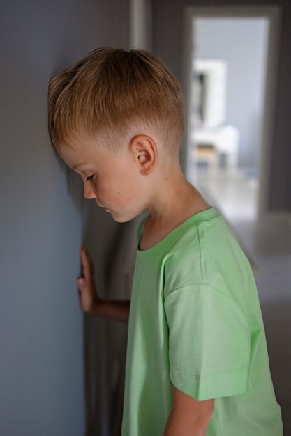 Foto gratuita primer plano en el retrato de niño triste