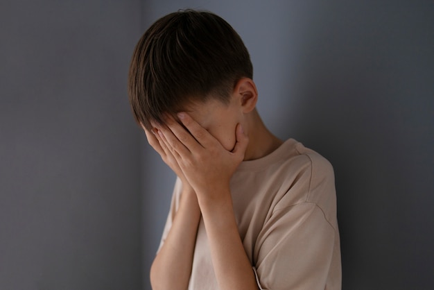 Foto gratuita primer plano en el retrato de niño triste