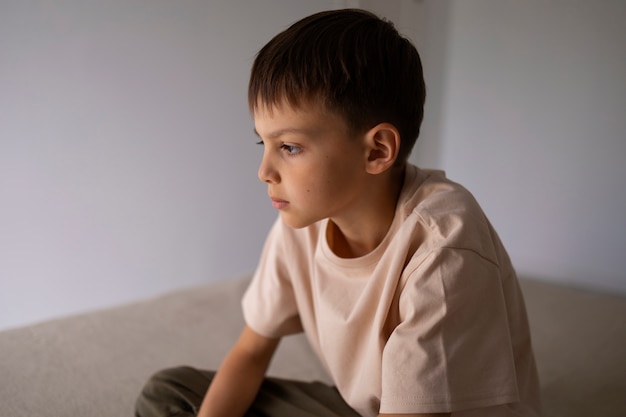 Foto gratuita primer plano en el retrato de niño triste