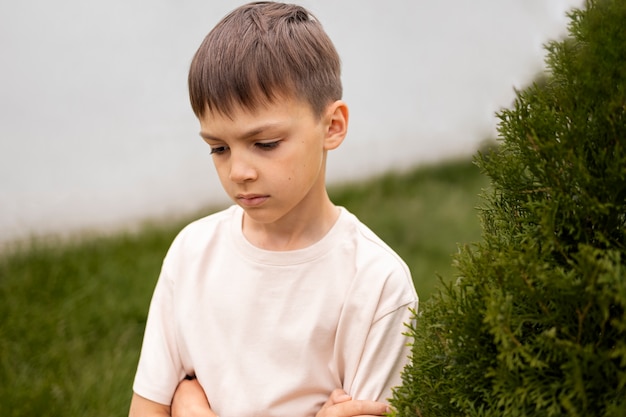 Foto gratuita primer plano en el retrato de niño triste