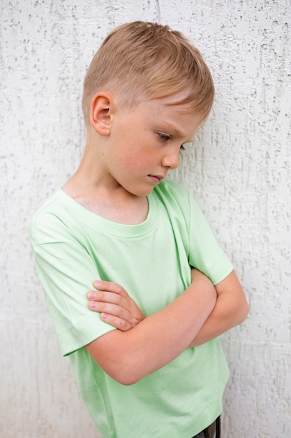 Foto gratuita primer plano en el retrato de niño triste