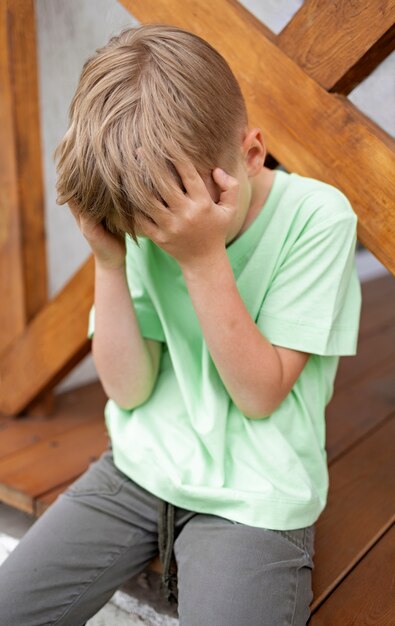 Primer plano en el retrato de niño triste