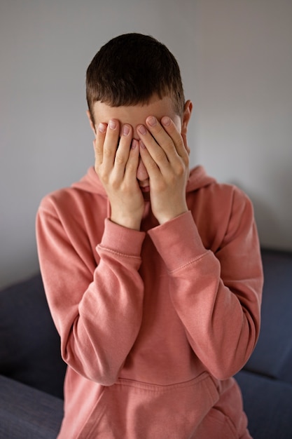 Foto gratuita primer plano en el retrato de niño triste