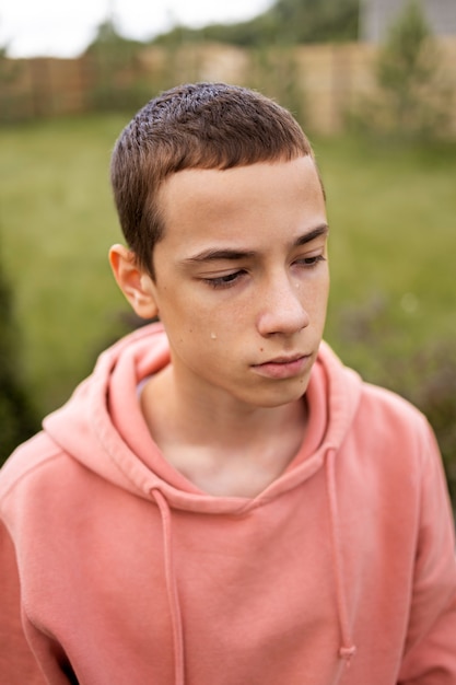 Foto gratuita primer plano en el retrato de niño triste