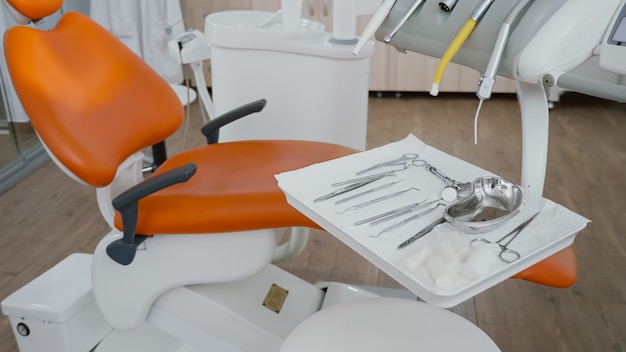 Primer plano revelador de instrumentos médicos dentales listos para la cirugía dental de estomatología