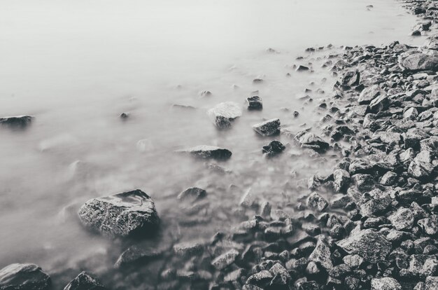 Primer plano de rocas en la costa del mar