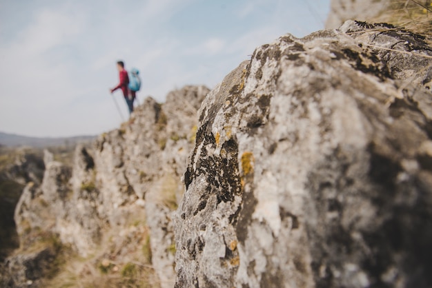 Foto gratuita primer plano de rocas con excursionista de fondo