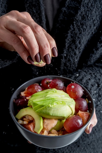 Foto gratuita primer plano rociando ensalada saludable con sal