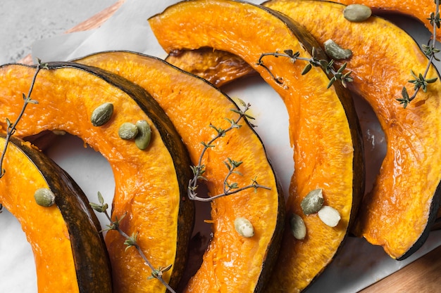 Primer plano de rodajas de calabaza al horno delicioso