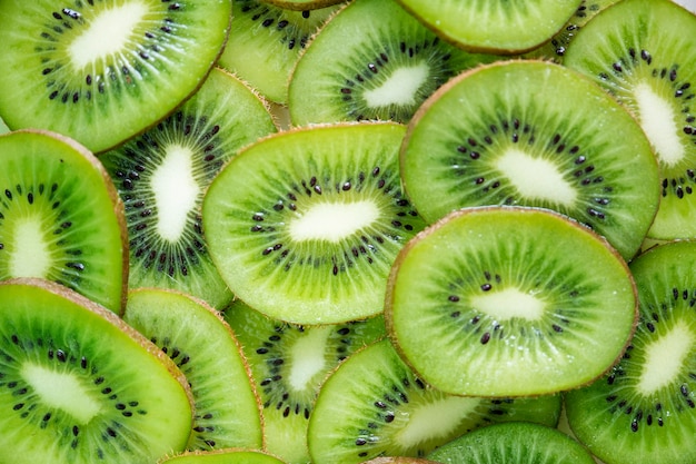 Primer plano de rodajas de fruta kiwi verde