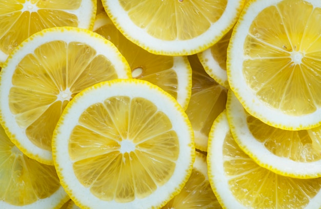 Primer plano de rodajas de limón con textura de fondo