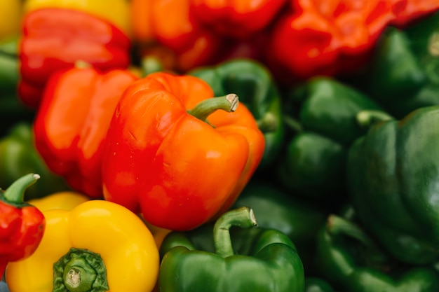 Primer plano de rojo; pimientos amarillos y verdes