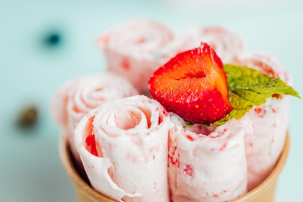 Primer plano de los rollos de helado de fresa en el contenedor