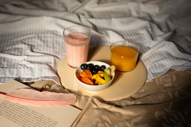 Foto gratuita primer plano del romántico desayuno en la cama