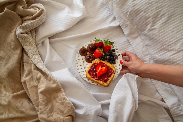 Foto gratuita primer plano del romántico desayuno en la cama