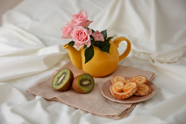 Primer plano del romántico desayuno en la cama