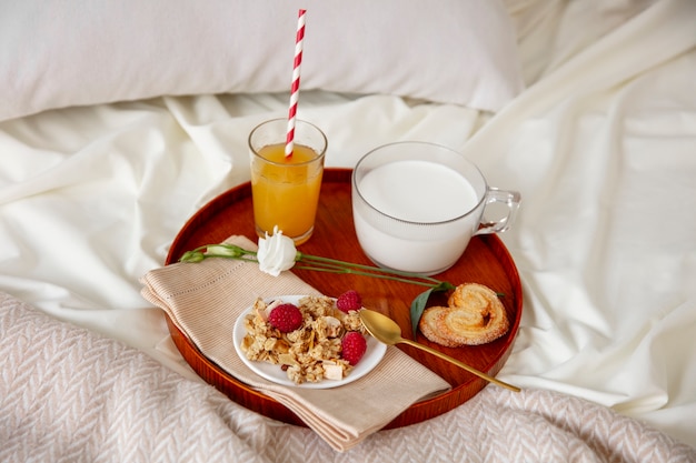 Primer plano del romántico desayuno en la cama