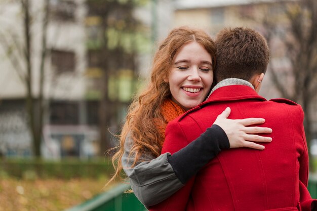 Primer plano romántico mujer enamorada