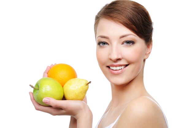 Primer plano de rostro de mujer joven con frutas aisladas en blanco