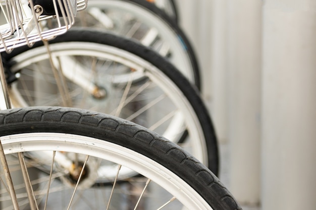Primer plano de ruedas de bicicleta una junto a la otra