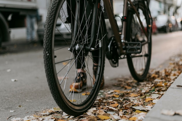 Primer plano de ruedas de transporte alternativo de bicicleta