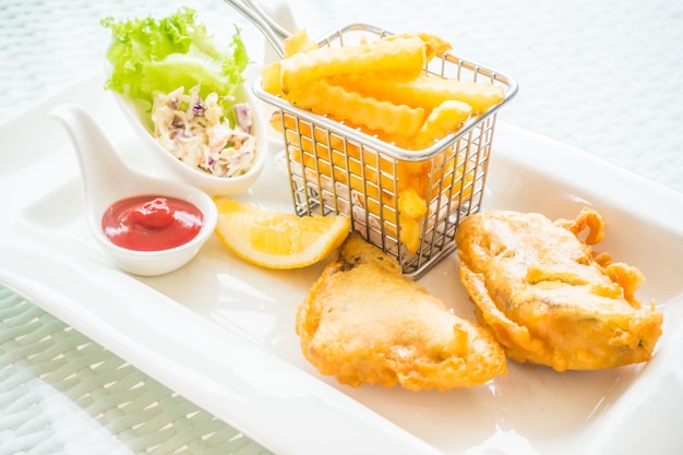 Primer plano de sabrosa cena con bacalao