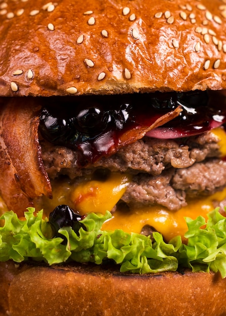 Primer plano sabrosa hamburguesa doble con queso derretido