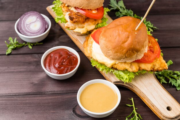 Primer plano sabrosa hamburguesa con salsa