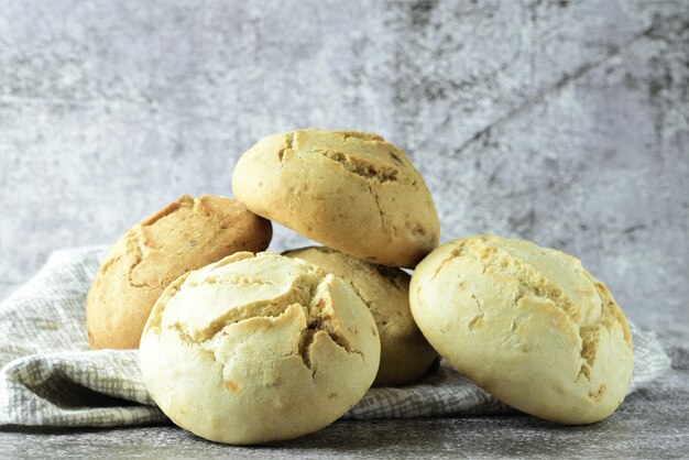 Un primer plano de sabrosas galletas en una mesa