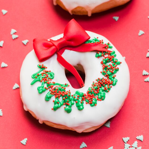 Primer plano de un sabroso buñuelo decorado como corona de Navidad