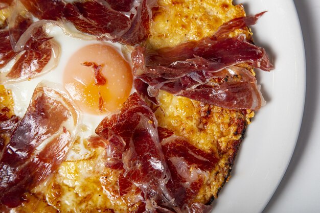 Primer plano de un sabroso desayuno con tortilla de tocino