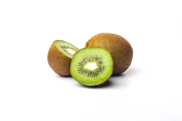 Primer plano de sabroso kiwi con fondo blanco