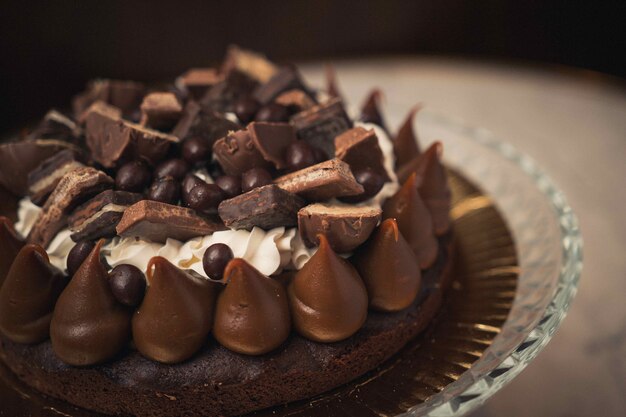 Primer plano de un sabroso pastel de chocolate en una placa de vidrio sobre una mesa