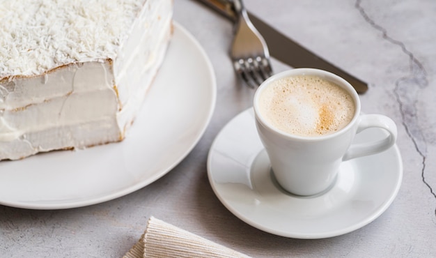 Primer plano sabroso postre y una taza de café