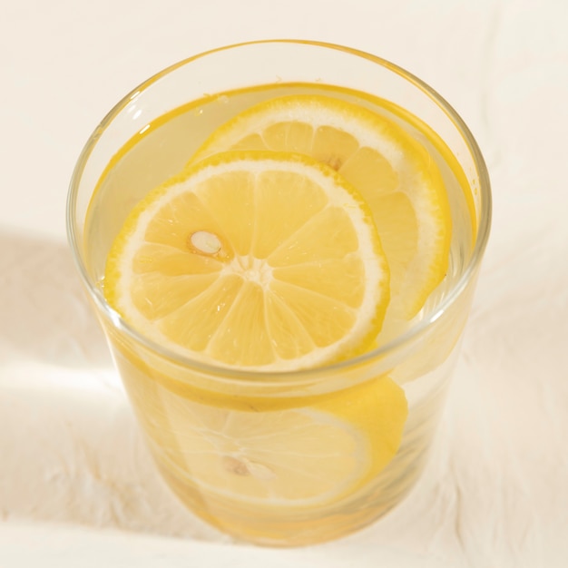 Primer plano sabroso vaso de limonada