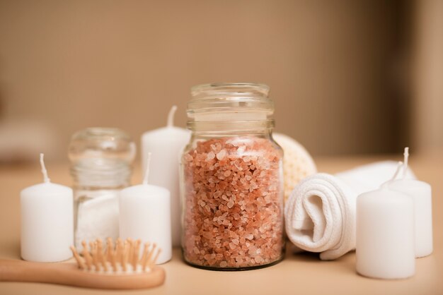 Primer plano de sal de baño y velas para relajarse en el spa