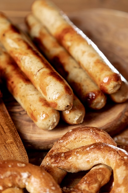 Primer plano de salchichas a la parrilla con pretzels