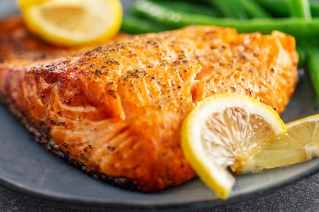 Foto gratuita primer plano de salmón al horno con judías verdes