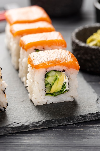 Primer plano de salmón sushi maki en pizarra