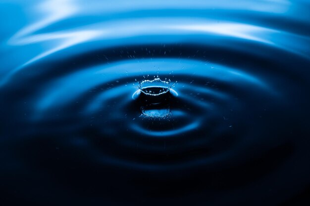 Foto gratuita primer plano de salpicaduras de gotas de agua bajo las luces perfectas para fondos de pantalla