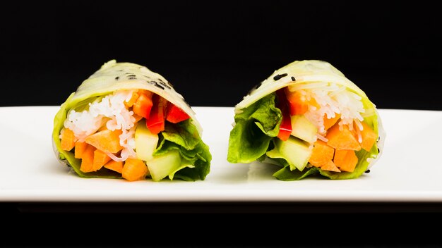 Primer plano de saludables rollos de primavera de verduras frescas